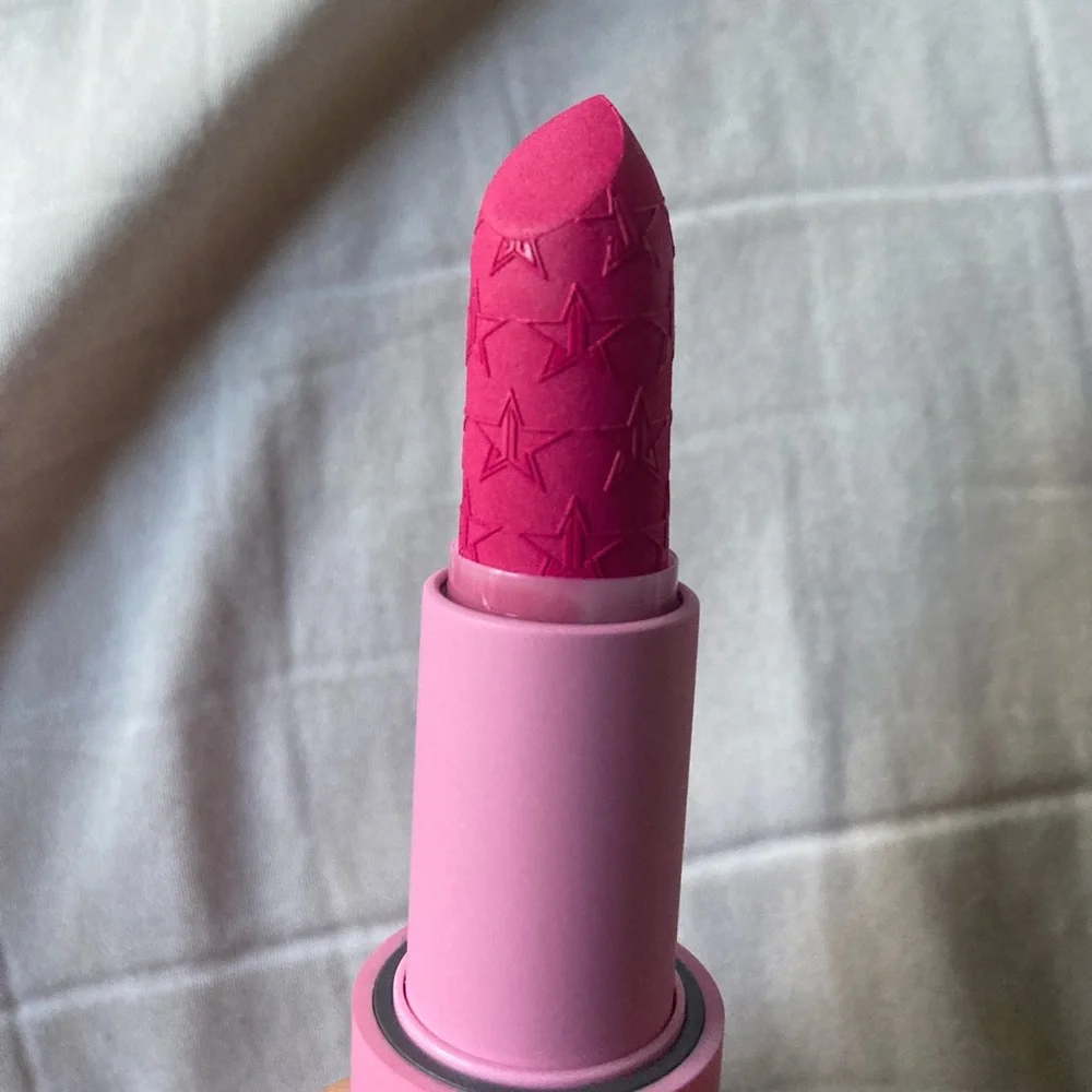 JEFFREE STAR Velvet Trap Lipstick - HOT COMMODITY